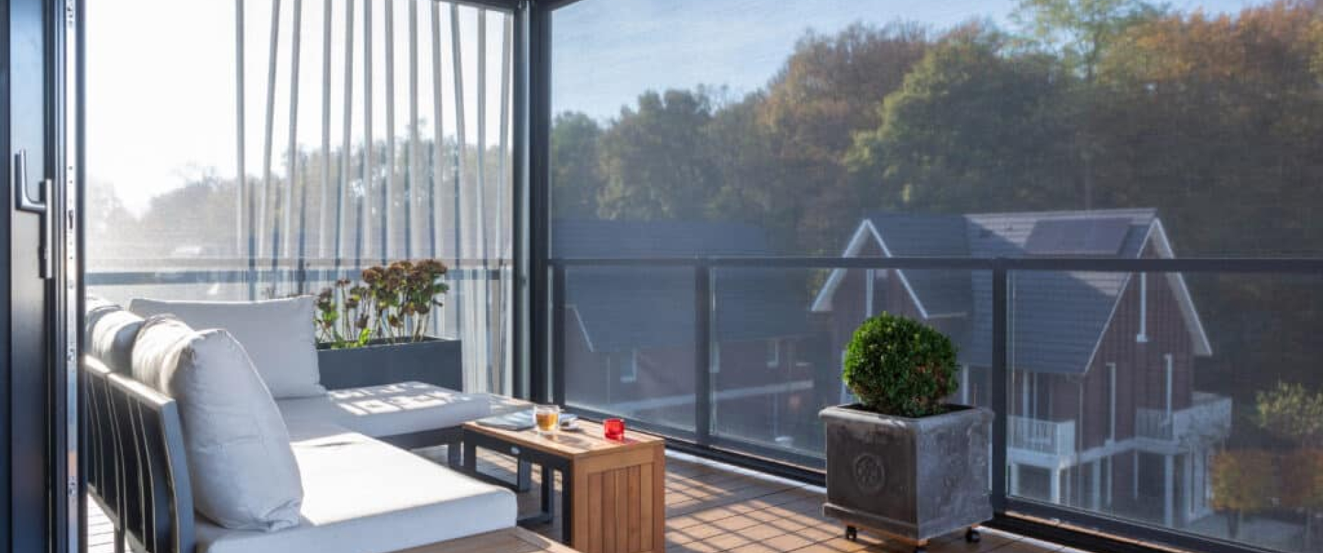 Zonwering houdt de hitte zomers buiten en houdt in de winter de warmte vast.