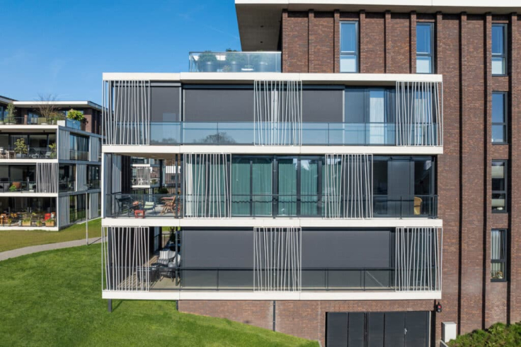 Voor de grote raampartijen van de appartementen in Apeldoorn werden screens van Roma geplaatst.